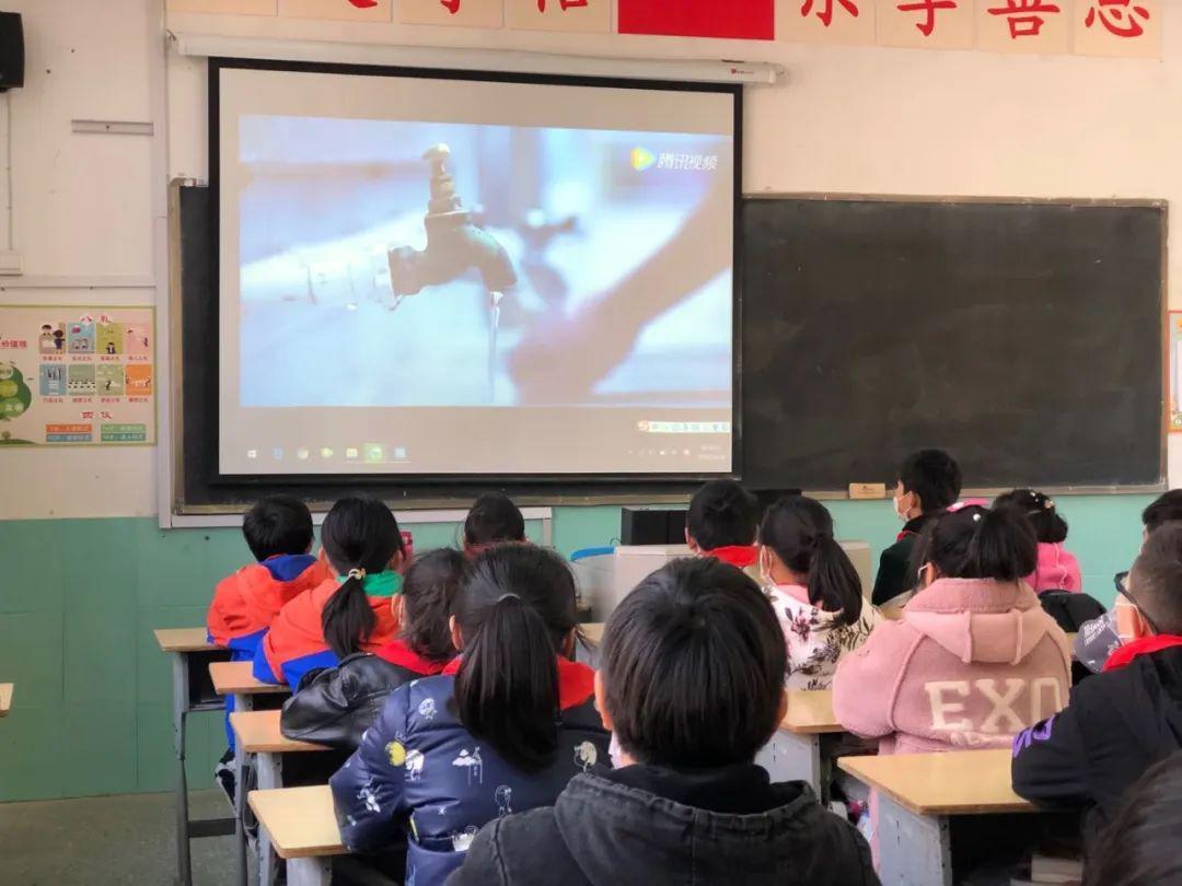 《沙丘2》发布新海报 回归沙漠迎战劲敌